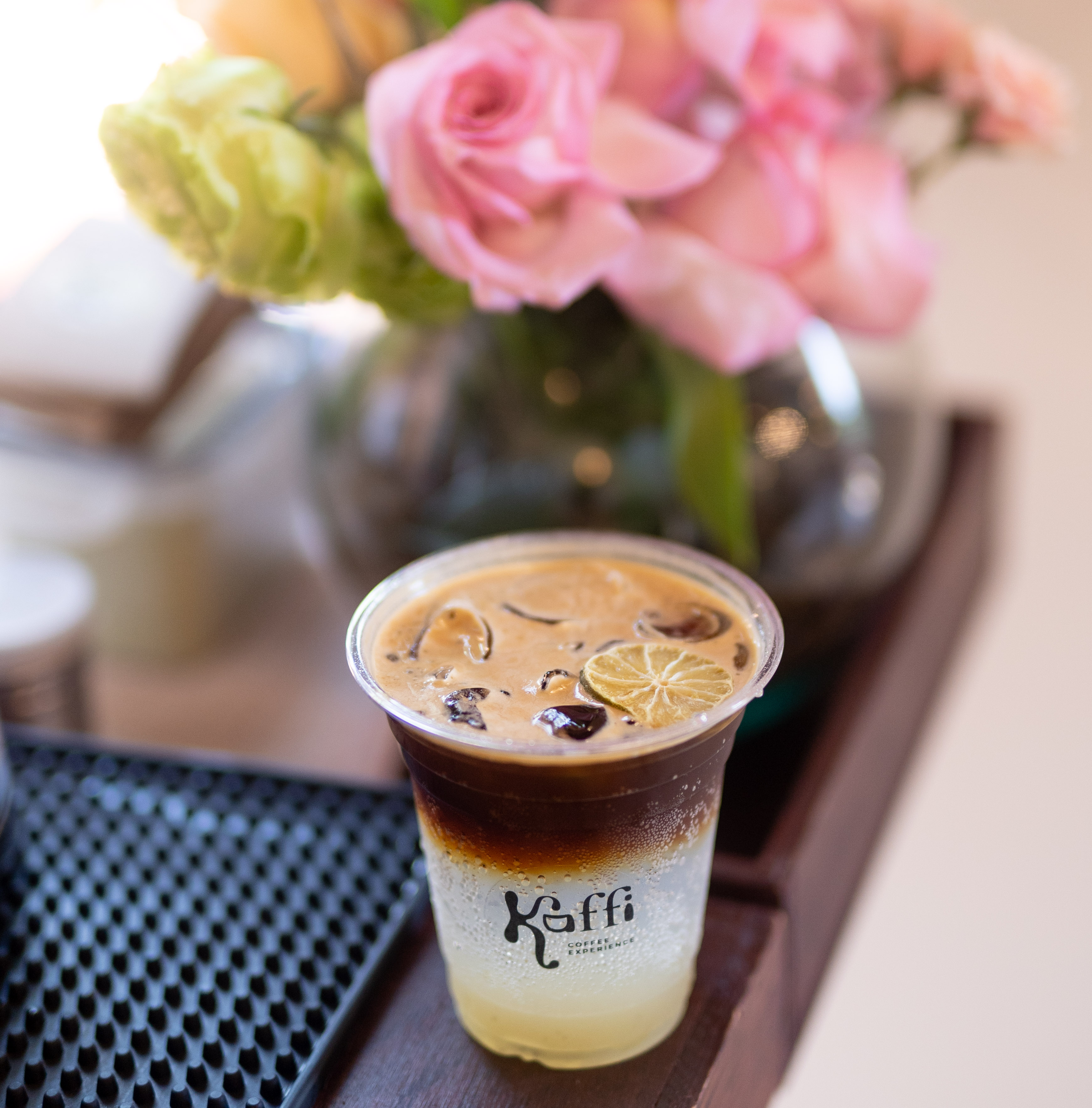 Espresso tonic con flores de fondo